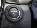 ハイブリッドシステムの起動はブレーキを踏みながらスイッチを押すだけで簡単に行えます。