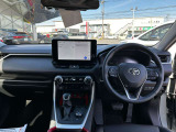 スポティーなデザインのインパネ周りです。少し高めの着座位置。見晴らしの良さと明るい室内で、いつでも気持ちよくドライビングが楽しめます。