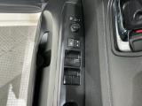 狭い駐車場で便利な電動格納ドアミラーが付いています。