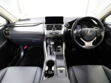 上質で落ち着いた印象のインパネ。視界も広々で運転しやすいです。