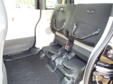 ◆チップアップ&ダイブダウン機構付【ULTR SEAT】は後席座面を左右分割で跳ね上げることができます。トランクで積載できない背の高い荷物をラクラク収納できます。ホンダ車ならではの人気装備です。