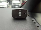 コーナーセンサーを車の前後に装備。障害物までの距離に応じて警告音を変えてお知らせ。縦列駐車時や駐車場・車庫などでの取り回しをサポートします。詳細は販売店スタッフまでおたずねください。