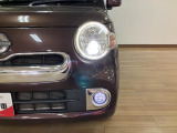 明るいLEDヘッドライトを採用!暗い道でも白く明るく照らして運転をサポート。バンパー部にはLEDイルミネーションも搭載しています!