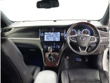 デザインもよく、居心地のよい運転席ですね。分かりやすいスイッチ類ですから操作もしやすく運転をサポートします。ぜひご来店いただき、実際にお座りいただいてステアリングを握ってみてください!