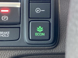 ECONモードの機能として、「燃費が良くなるアクセル制御」があります。アクセルペダルを余分に踏み込んでしまった場合でも、自動的に燃料の噴射量を抑え、エンジンの効率が良い領域で働かせるようにします。