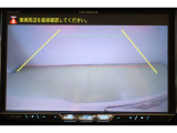 ガイドライン付のバックカメラ搭載です。車は構造上たくさんの死角がありますので、とても便利な機能ですね。あくまでサポート機能ですので常に周囲の状況に気をつけ、目視での確認が大事ですよ!