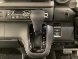 CVT車のセレクトレバーです。低速から高速まで、変速ショックのないスムーズな走りと、エンジン効率のよい領域を維持して燃費にも貢献します。サイドブレーキはスイッチ操作の電子制御パーキングブレーキです。