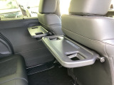 フロントシートの背面に後席用のテーブルがついています。小物が置けて、カップホルダーもあります。ドライブ中や休憩時にも便利なテーブルです。