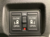 リアドアは乗り降りに便利な両側電動スライドドアです。また運転席に座っていながらスイッチ操作で自在にスライドドアを開け閉めできます。