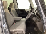 女性でも運転がしやすいように、シートの高さ調整機能(シートリフター)がついています。運転席と助手席の間が空いている為、助手席側への移動がスムーズです。交通量の多い道でも助手席側から乗り降りができます。