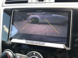 【バックカメラ】駐車時に後方がリアルタイム映像で確認できます。大型商業施設や立体駐車場での駐車時や、夜間のバック時に大活躍!運転スキルに関わらず、今や必須となった装備のひとつです!