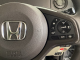 ハンドルにHondaセンシング系のクルーズコントロールやレーンキープアシストなどのスイッチが装備されています。ハンドルから手を離さず安全に操作できます。