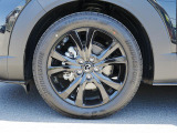 18インチ純正アルミホイールを装備。タイヤサイズは215/55R18となります。