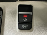パーキングブレーキはスマートな電子制御式と合わせて渋滞時等にブレーキペダルから足を離しても停車状態を保持してくれるオートブレーキホールド機能で運転が楽になります。スタートはアクセルペダルを踏むだけ