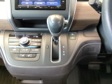 【eコンスイッチ】低燃費運転をサポートするECONモード。スイッチをONすると、エンジンやトランスミッション、A/Cなどを協調制御し、燃費の向上に貢献。エコドライブの効果を高めます。
