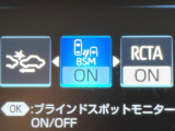 【ブラインドスポットモニター】走行中、ドアミラーの死角になりやすい箇所に後続車が接近するとサイドミラーのレンズに警告を表示!ドライバーに注意喚起をしてくれます。