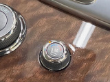 【シートベンチレーション】夏場は涼しい風でお尻や背中の熱やムレを防ぎ、冬はエアコンよりも早く温まってポカポカに!季節を問わず快適に過ごせます。