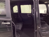 スライドドアだから、隣の車との距離が近い駐車場でも安心。チャイルドシートへの乗せ降ろしや、大きな荷物の積み込みもストレスなく行えます。