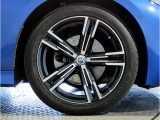 【BMWアロイホイル】軽量かつ強度に拘ったアロイホイル。走行性能ポテンシャルを引き出す設計。車の足元を引き締めてくれる大きなポイントはアロイホイルです。
