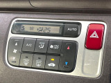【オートエアコン】一度お好みの温度に設定すれば、車内の温度を検知し風量や温度を自動で調整。暑い&hellip;寒い&hellip;と何度もスイッチ操作をする必要はありません。快適な車内空間には必須の機能ですね♪