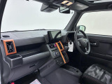 ダイハツのお店では、ダイハツ車を知り尽くしたプロフェッショナルが、専用の診断機器を使って各システムを点検しております。