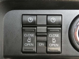 片側・両側パワースライドドアのスイッチも付いています。車内からもスイッチひとつで楽にドアの開閉が可能です。電動なので開閉時に力を使う必要がなく、半ドアになることもありません!