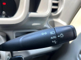 【オートライト】周りの明るさに応じて自動でヘッドライトの点灯・消灯ができる機能です!ライトの付け忘れ・消し忘れなどが無くなり、雨の日や夕方の走行も安心!トンネル通過時も便利ですね♪