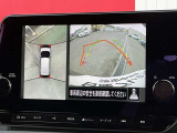 上空から見下ろしているかのような映像をディスプレイに映し出し、スムースな駐車をサポートします。画面は「トップビュー」のほか「サイドブラインドビュー」への切り換えが可能。ますます安心です