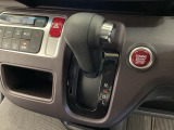 CVT車のセレクトレバーです。低速から高速まで、変速ショックのないスムーズな走りを実現するとともに、エンジン効率のよい領域を維持することで燃費にも貢献します。