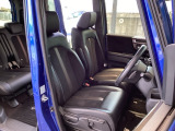 運転席は、大きな座面と包み込むような背もたれがドライバーの身体全体をしっかり支えます。上質なシート素材と座り心地のよいクッションを採用し、長時間の運転やコーナーの多い道も快適です。