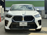 【BMWの伝統】BMWの特徴的な&ldquo;キドニーグリル&rdquo;は、80年以上続く伝統の形でございます。変わらないこだわりのデザインが、プレミアムブランド&ldquo;BMW&rdquo;を創り出します。