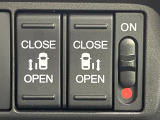 【両側パワースライドドア】スマートキーや運転席のスイッチで後席両側スライドドアの開閉が可能♪電動だから力を入れてドアを開ける必要が無く、小さなお子様でも簡単に開け閉めでき快適です♪