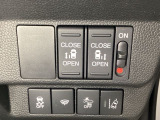 両側電動スライドドアは運転席から操作ができるよう、操作スイッチが付いています。Hondaセンシング用のVSA(ABS+TCS+横滑り抑制)解除と路外逸脱抑制機能のオンオフスイッチなどがあります。