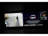 サイドビューカメラとリヤセンサー搭載。バックにするとサイドビューカメラが左前タイヤ横を撮影して、リヤセンサーは後ろに障害物がないか音と色でドライバーに危険を知らせてくれます。