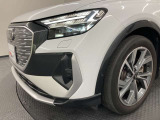 ウイング状のデイタイムランニングライトを備えるLEDヘッドライト。昼光に近い照明によって進路を照らし、昼夜ともに目視しやすく視認性を高め安全性と快適性を向上させます。