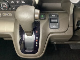 CVT車のセレクトレバーです。低速から高速まで、変速ショックのないスムーズな走りと、エンジン効率のよい領域を維持して燃費にも貢献します。サイドブレーキはスイッチ操作の電子制御パーキングブレーキです。