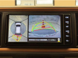 真上から見下ろしたような視点で車とその周囲を確認出来る画面と、車両後方を映し出すバックモニター画面の2つを表示してくれます。
