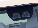 ステレオカメラとソナーセンサーが歩行者や先行車、障害物などのさまざまな情報を的確に捉え、運転者に注意を促したり、緊急ブレーキを作動。多彩な安全機能があなたのドライブをアシストするスマートアシスト付です
