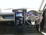 運転席周りのレイアウトをご覧ください。ナビゲーションが綺麗に装着されすっきり収まってますね!