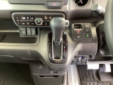 足元スッキリ、インパネシフトです。パーキングブレーキは電子制御パーキングブレーキタイプなので、運転席と助手席の間がスッキリしています。
