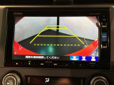 リバースギアに入れるだけで後方の表示へ切り替わります。夜間や雨の日の駐車も楽になりますよ。