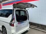 バックドアは上半分だけ開閉可能です!狭い駐車場などで大活躍!