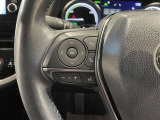 ステアリングスイッチ付きで、運転中に視線を前に向けたまま操作できます。