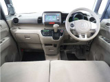 視界広々で運転しやすくロングドライブでも疲れを感じさせないすっきりとまとまったインパネ周りです。