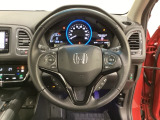 ハンドルにHondaセンシング系のクルーズコントロールやレーンキープアシストなどのスイッチと、オーディオの操作スイッチが装備されています。ハンドルから手を離さず安全に操作できます。