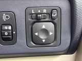 【電動格納ミラー】サイドミラーは電動格納式となっており、狭い駐車場でもキズがつくリスクを抑えられます。
