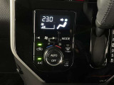 【オートエアコン】一度お好みの温度に設定すれば、車内の温度を検知し風量や温度を自動で調整してくれます。