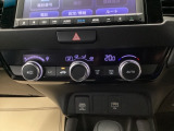 【オートエアコン】季節を問わず、乗る人全員が心地よく過ごせる温度を自動で作り出します。いつでも安定した快適さを提供してくれる、ドライブの強い味方です。