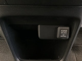 アクセサリーソケットはUSBのアダプターなどをつければ、スマホの充電にも使えます。周辺には物が置けるボックスがついています。
