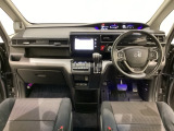 車内は光触媒抗菌消臭施工済です。インパネ周りはスタイリッシュなデザインで機能や装備も充実しています。グローブボックスやカップホルダーのほかにトレーなどたくさんの収納スペースが付いています。